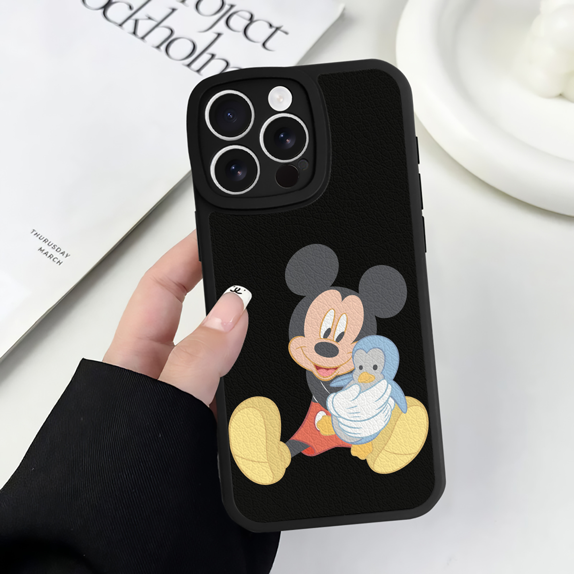 （画像用） ミッキーマウス Mickey Mouse 【iPhone 16シリーズ対応】シリコンスマホケース（レザー調） 材質：シリコン